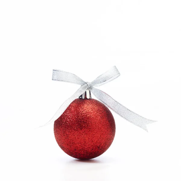 Bola Natal Vermelho Com Fita Prata Fundo Branco — Fotografia de Stock