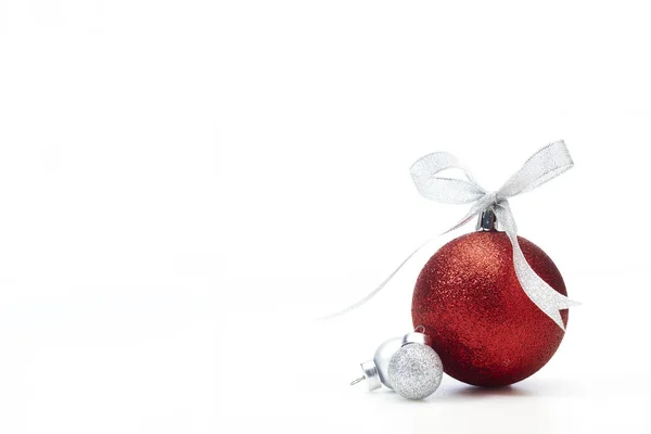 Boules Noël Rouges Avec Ruban Argenté Sur Fond Blanc — Photo