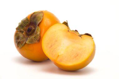 Beyaz izole arkaplanda taze olgun hurma ve dilim hurma.