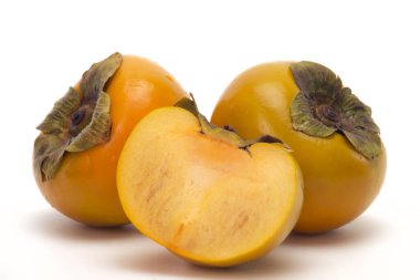 Beyaz izole arkaplanda taze olgun hurma ve dilim hurma.