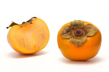 Beyaz izole arkaplanda taze olgun hurma ve dilim hurma.