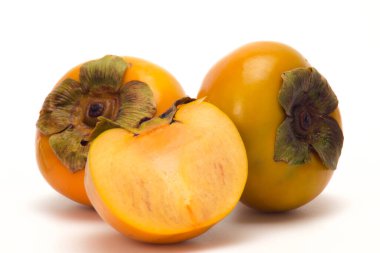 Beyaz izole arkaplanda taze olgun hurma ve dilim hurma.