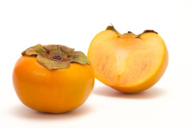 Beyaz izole arkaplanda taze olgun hurma ve dilim hurma.