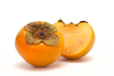 Beyaz izole arkaplanda taze olgun hurma ve dilim hurma.