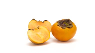 Beyaz izole arkaplanda taze olgun hurma ve dilim hurma.