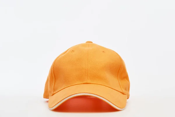 白い背景に隔離されたオレンジの宅配便の帽子をモック — ストック写真