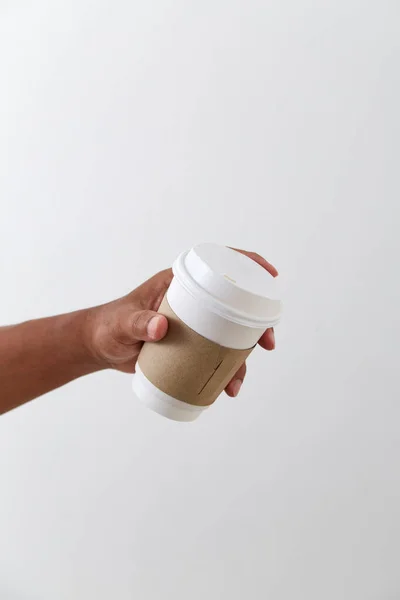 Attrappe Einer Männlichen Hand Die Eine Kaffeepapiertasse Auf Hellgrauem Hintergrund — Stockfoto