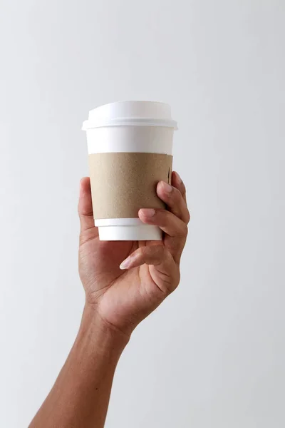 Mockup Van Mannelijke Hand Met Een Koffie Papieren Beker Geïsoleerd — Stockfoto