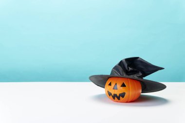 Mutlu Cadılar Bayramı balkabağı Jack o fener partisi dekorasyonları mavi arka planda metin için kopyalama alanı