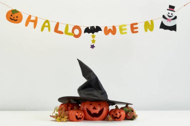 Cadılar bayramı konsepti için beyaz bir masada Jack O Lantern ya da Balkabağı dekoru