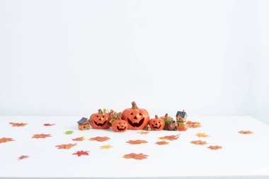 Cadılar bayramı konsepti için beyaz bir masada Jack O Lantern ya da Balkabağı dekoru
