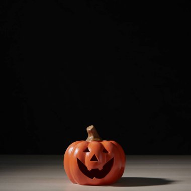 Balkabağı kafalı balkabağı feneri ile Cadılar Bayramı konsepti ahşap masa üzerinde metin için arka plan fotokopi alanı ile