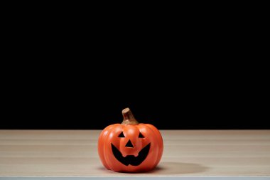 Balkabağı kafalı balkabağı feneri ile Cadılar Bayramı konsepti ahşap masa üzerinde metin için arka plan fotokopi alanı ile