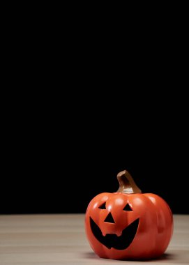 Balkabağı kafalı balkabağı feneri ile Cadılar Bayramı konsepti ahşap masa üzerinde metin için arka plan fotokopi alanı ile