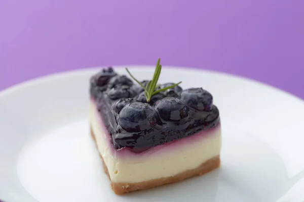 Piece Blueberry Cheesecake White Plate Violet Background — Stock Photo, Image