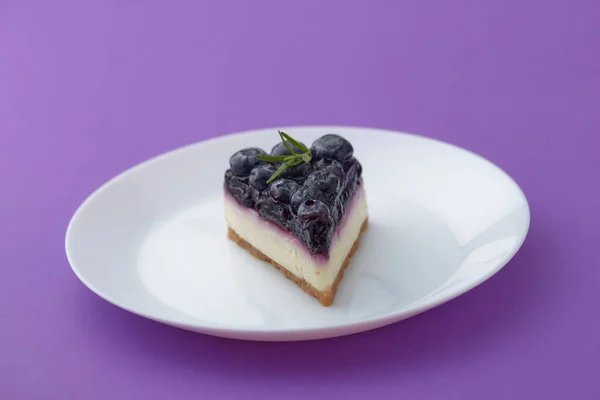 Piece Blueberry Cheesecake White Plate Violet Background — Stock Photo, Image