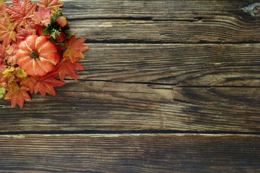 Sonbahar yaprakları ve balkabaklarının çerçevesi Kopya alanı olan eski ahşap arkaplan