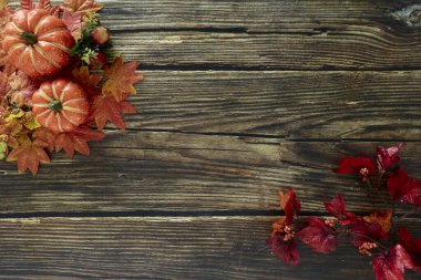 Sonbahar yaprakları ve balkabaklarının çerçevesi Kopya alanı olan eski ahşap arkaplan