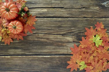 Sonbahar yaprakları ve balkabaklarının çerçevesi Kopya alanı olan eski ahşap arkaplan