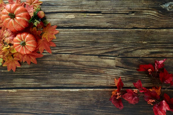 コピースペース付きの秋の葉やカボチャの古い木の背景のフレーム — ストック写真