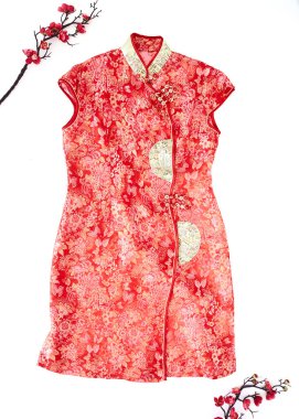 2020 'de Çin' in geleneksel çiçek dekorasyonlu geleneksel elbisesi bembeyaz arka planda yatıyordu.