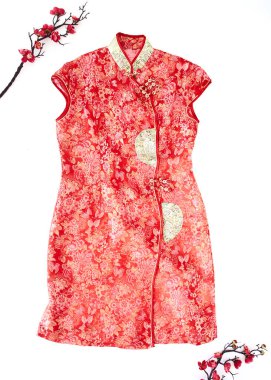 2020 'de Çin' in geleneksel çiçek dekorasyonlu geleneksel elbisesi bembeyaz arka planda yatıyordu.