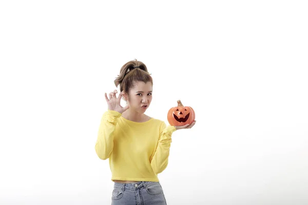Mooie Gelukkige Vrouw Met Een Pompoen Halloween Thema Witte Achtergrond — Stockfoto