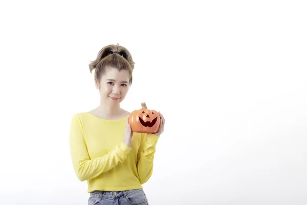 Mulher Feliz Bonita Segurando Uma Abóbora Tema Halloween Fundo Branco — Fotografia de Stock