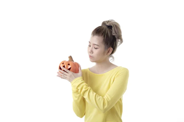 Mooie Gelukkige Vrouw Met Een Pompoen Halloween Thema Witte Achtergrond — Stockfoto