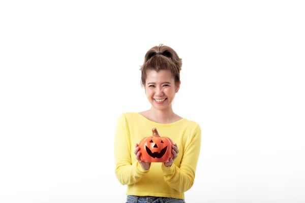 Mulher Feliz Bonita Segurando Uma Abóbora Tema Halloween Fundo Branco — Fotografia de Stock