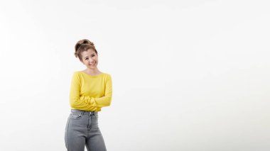 Çekici, mutlu, kendinden emin, kollarını kavuşturmuş kameraya bakan Taylandlı kadın.