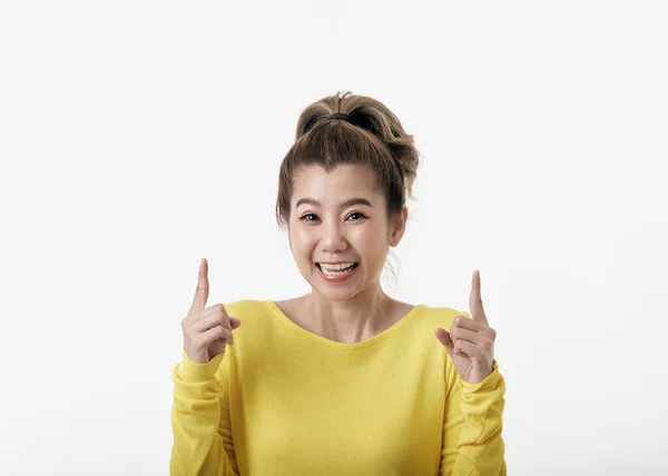 Όμορφη Νεαρή Ευτυχισμένη Ασιατική Γυναίκα Δείχνει Χέρια Για Αντιγράψετε Χώρο — Φωτογραφία Αρχείου