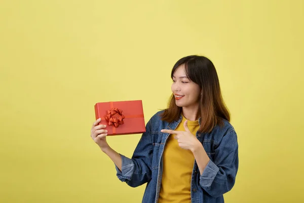 Πορτρέτο Όμορφη Νεαρή Ασιατική Γυναίκα Κόκκινο Κουτί Δώρου Κίτρινο Απομονωμένο — Φωτογραφία Αρχείου