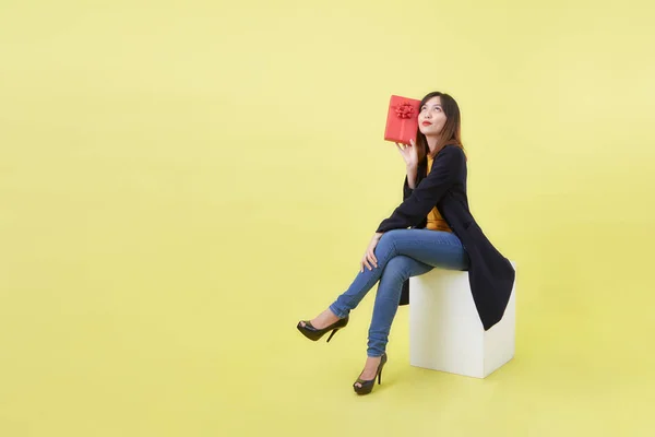 Ευτυχισμένη Ελκυστική Νεαρή Γυναίκα Κάθεται Κενό Κενό Κουτί Κρατώντας Κόκκινο — Φωτογραφία Αρχείου