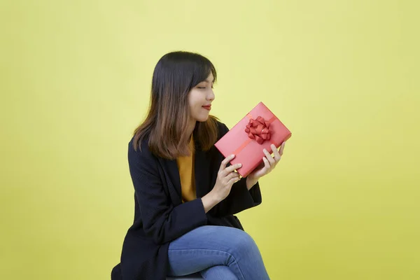 Gelukkig Aantrekkelijke Jonge Vrouw Zitten Holding Rood Gift Box Gele — Stockfoto