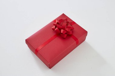 Kırmızı hediye kutusu beyaz arka planda izole edildi