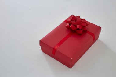Kırmızı hediye kutusu beyaz arka planda izole edildi