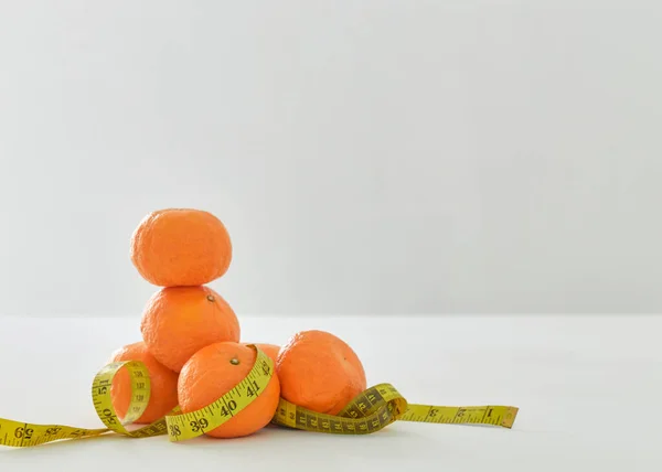Вимірювальна Стрічка Апельсином Білому Столі Концепція Догляду — стокове фото