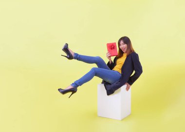 Tam boy portre. Çekici genç bir kadın. Elinde bir hediye.