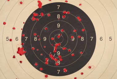 Eski kahverengi kağıt uygulama hedef içinde kurşun delikleri ile çekim için