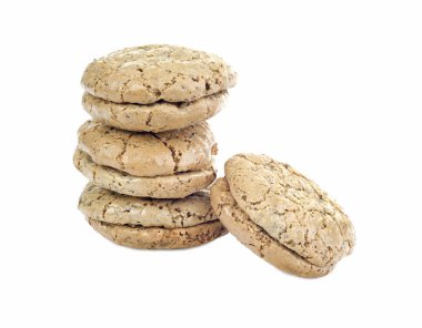 beyaz arkaplanda izole edilmiş ceviz kurabiyeleri