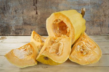 Tahta masada taze dilimlenmiş balkabağı