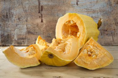 Tahta masada taze dilimlenmiş balkabağı