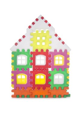 Oyuncak ev modelinin beyaz arkaplanda yakın plan görüntüsü 