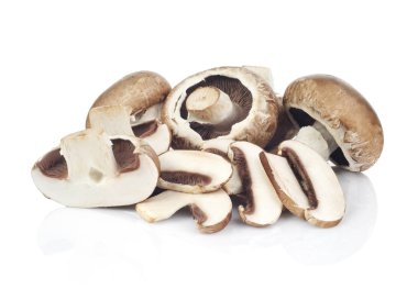 Beyaz arka planda izole edilmiş taze mantar şampiyonu.