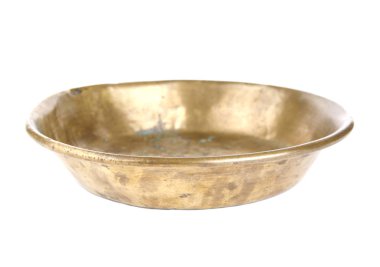 Bakır kase beyaz arkaplanda izole 