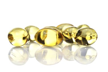 Beyaz arkaplanda balık yağı kapsülleri izole