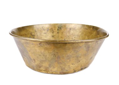 Bakır kase beyaz arkaplanda izole 