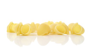 Beyaz zemin üzerinde izole İtalyan makarnası (makarna) 