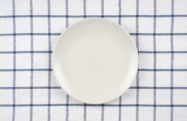 Klasik kareli masa örtüsünde boş tabak